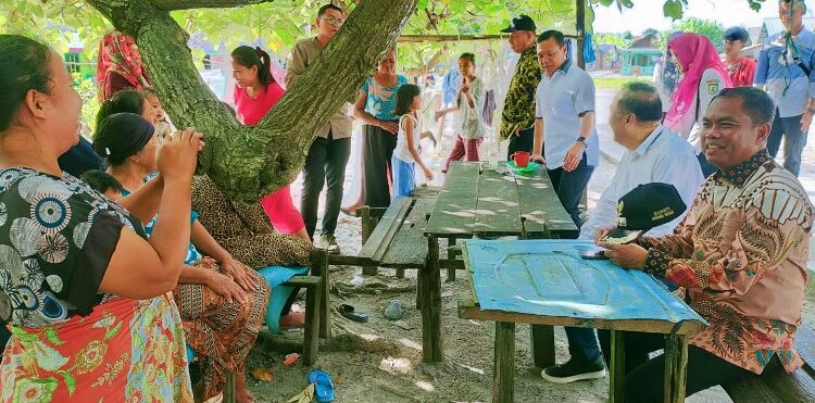 Bupati Sergai Cek Rumah di Pantai Merdeka, Masyarakat: Darma Wijaya di Hati