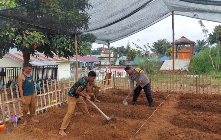 Polsek Lima Puluh Laksanakan Program Quick Wins Presisi Polri Giat Sambang dan Gotong Royong di Desa Binaannya