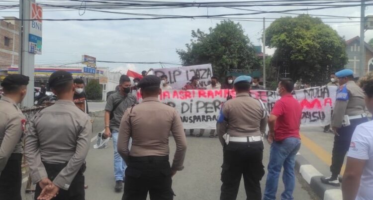  Mahasiswa Bentangkan Spanduk dan Unjuk Rasa di Polda Sumut, “Periksa Mulia Arsi Rambe Terduga Palsu Ijazah”