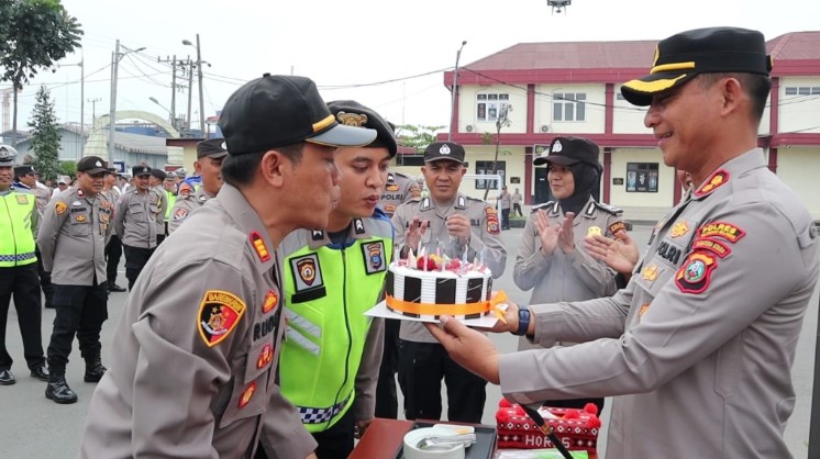  Saat Apel Pagi, Kapolres Pelabuhan Belawan Rayakan Ulang Tahun Personil