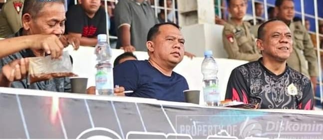 Bupati Labuhanbatu Saksikan Semifinal Sepakbola Antar Pelajar di Stadion Binaraga