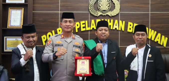  Kapolres Pelabuhan Belawan Terima Penghargaan dari Ketua Sahabat Dai Sumut