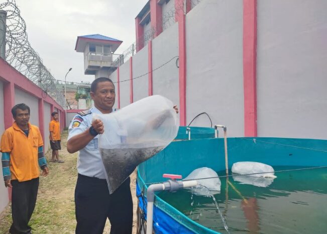  Tebar Benih Ikan Lele, Karutan Kabanjahe Ajak Warga Binaan Untuk Mandiri dan Produktif