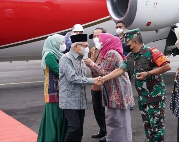  Pangdam I/BB Didampingi Danrem 023/KS sambut Kedatangan Wakil Presiden RI di Bandara FL Tobing