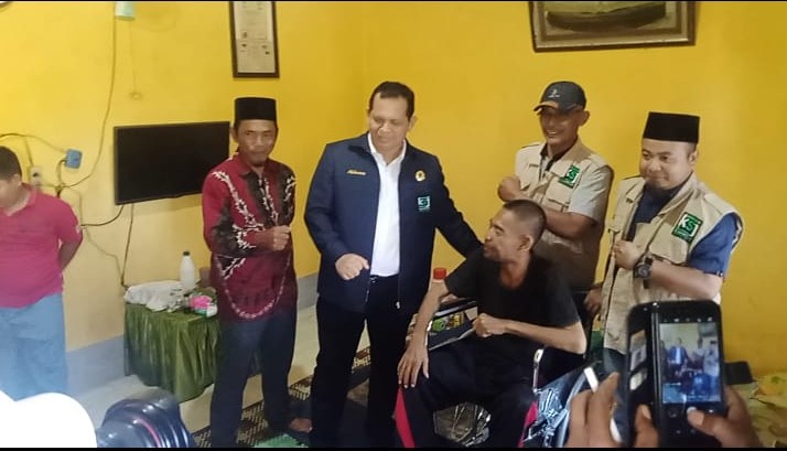  Sang Pejuang Duafa Beri Kursi Roda kepada Pasutri Penderita Lumpuh