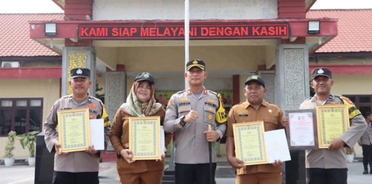 Bhabinkamtibmas dan Kepling Terbaik Raih Reward dari Kapolres Belawan