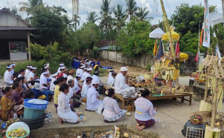  Polsek Semendawai Suku III Terjunkan Personil Kawal Pawai Ogoh-Ogoh