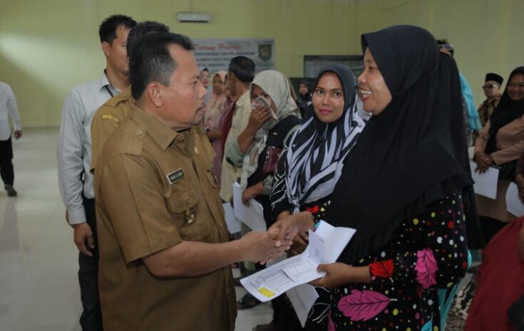  Pemkab Asahan Serahkan Buku Tabungan Pinjaman Bergulir