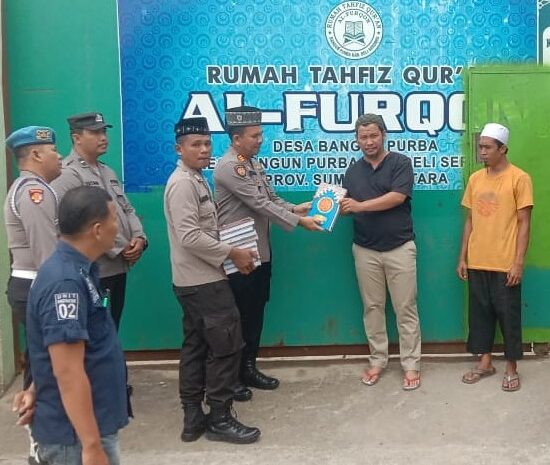  Marhaban Ya Ramadhan, Kapolsek Bangun Purba Sumbangkan Al-Qur’an di Tiga Desa