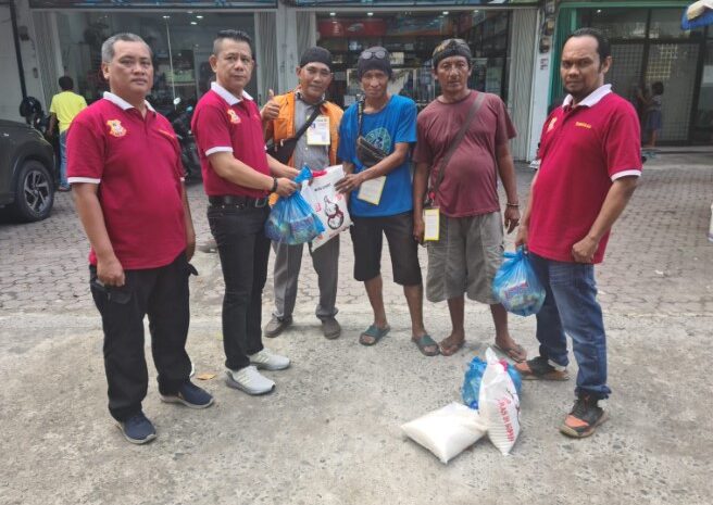 Jumat Barokah Ramadhan, Ketua Pewarta Berikan Sembako kepada Juru Parkir dan Petugas Jaga Malam
