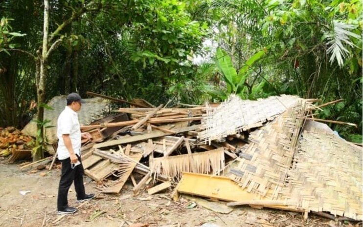  Roboh Ditimpa Pohon Kelapa, Bupati Batubara Kunjungi dan Akan Renovasi Rumah Fitrawati