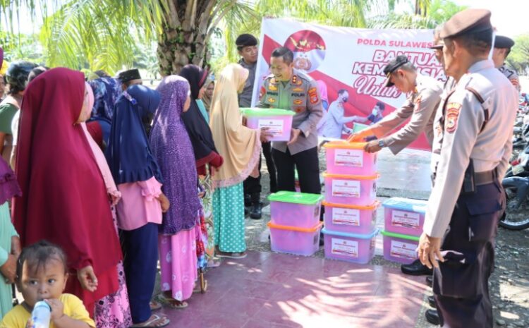 Peduli Masyarakat, Polres Morowali Bagi 100 Paket Sembako