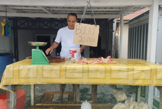 Purnawirawan Polisi Penuhi Kebutuhan Hidupnya Berjualan Ayam Potong di Bulan Suci Ramadhan 1444 H