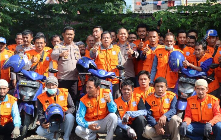 Kapolres Bersama PJU Polres Morowali Bagikan Rompi dan Kartu Komunitas kepada 78 Anggota Ojek Labua