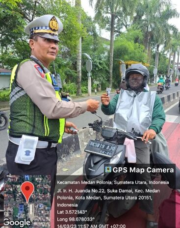  Satlantas Polrestabes Medan Bagikan Permen kepada Pengguna Jalan