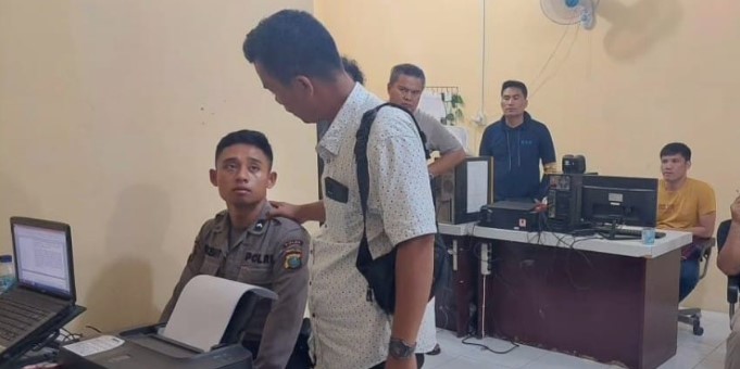 Serobot Antrian di ATM, Bripda RK Pukul Seniornya