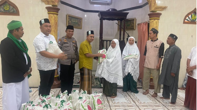  Malam Ketiga Ramadhan, Ar-Raudhah Polda Sumut Bagikan Bingkisan Sembako kepada Kaum Duafa