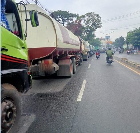  Puluhan Truck Tangki Parkir, Ruas Jalan KL Yos Sudarso KM 6 Kota Medan Menyempit