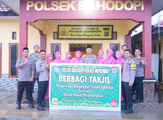 Polsek Bahodopi Bersama Bhayangkari Bagi-bagi Takjil Kepada Para Pengendara Jalan Trans Sulawesi