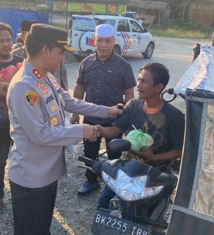  Hari Ke-6 Puasa Ramadhan, Kapolres Batubara Bagi Takjil dan Sembako Kepada Tukang Becak dan Ojek