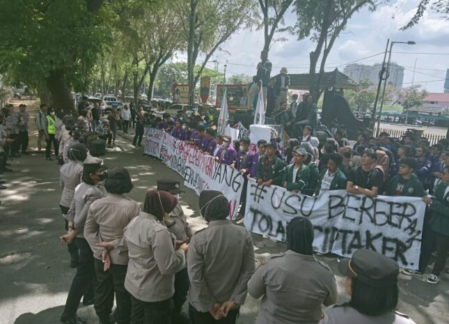  Kapolrestabes Medan dan Kabag Ops Kawal Unras Damai di Kantor DPRD