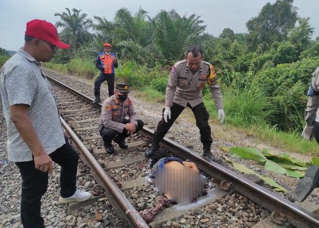 Badan Pejalan Kaki Terbelah Diseruduk Kereta Api Medan-Kisaran