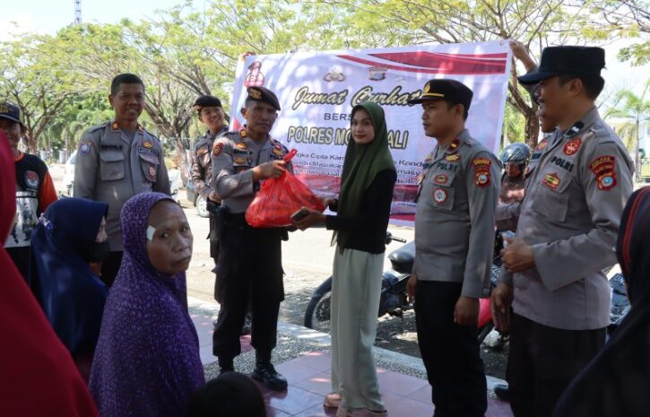 Jumat Curhat, Personil Polres Morowali Bagikan Sembako di Taman Kota Fonuansingko