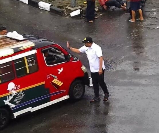  Lihat Pemotor Ditabrak, Bobby Nasution Hentikan Angkot Terobos Lampu Merah