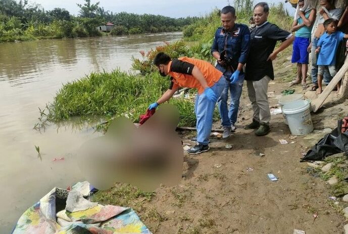 Kanit Reskrim Polsek Percut Sei Tuan Pimpin Evakuasi Mayat Pria di Bantaran Sungai Desa Percut