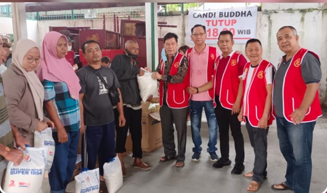  Candi Buddha Bersama Pewarta Bagikan 600 Paket Sembako pada Warga Kurang Mampu