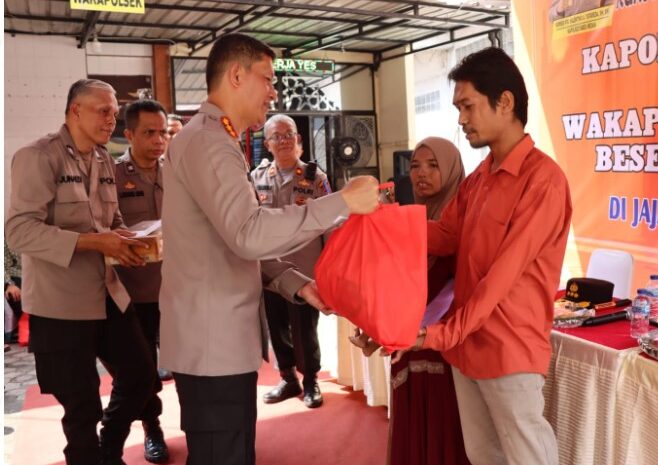 Kapolrestabes Medan Beri Tali Asih Kepada Anak-Anak Penderita Stunting di Polsek Medan Area