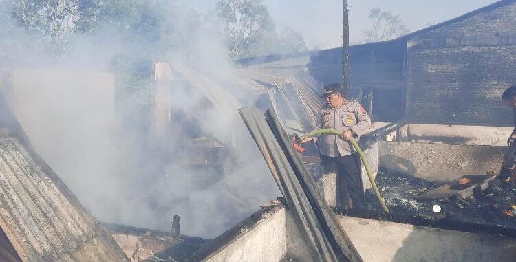  7 Unit Rumah di Pematang Raya Terbakar, Polsek Raya Turun Olah TKP