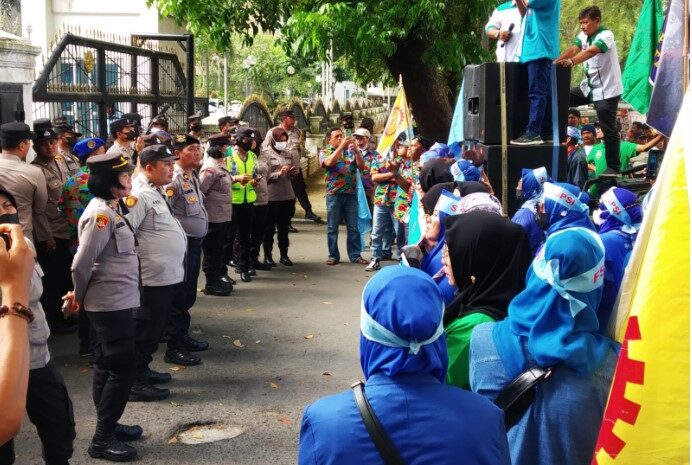  Polrestabes Medan Kawal Aksi Unjuk Rasa DPD SPSI dan DPD GBSI