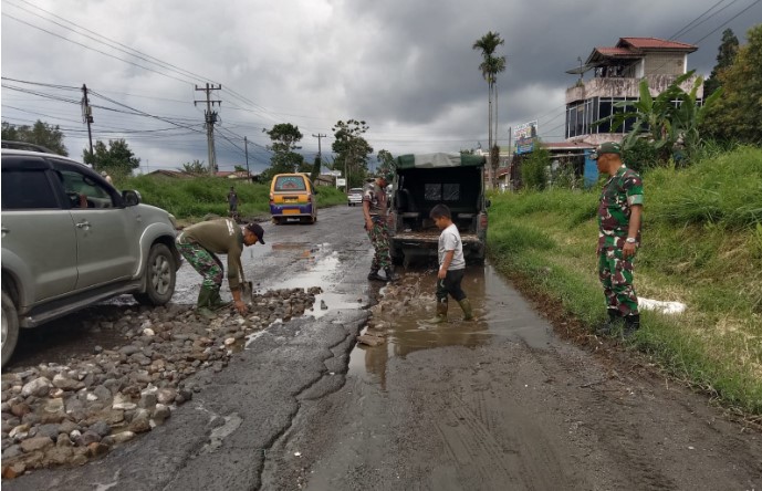  Prihatin Lihat Jalan Jamin Ginting Rusak Parah, Dandim 0205/TK Terjunkan Personil Lakukan Penimbunan