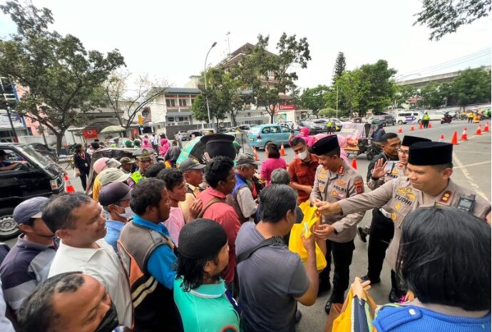  Kapolrestabes Medan dan PJU Berbagi Takjil di Lapangan Merdeka