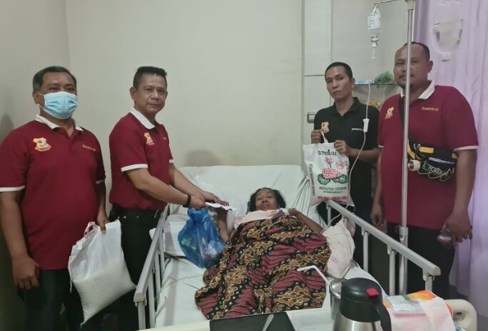  Jenguk Kak Upik di RSU Mitra Medika, Ketua Pewarta Kasih Santunan dan Sembako