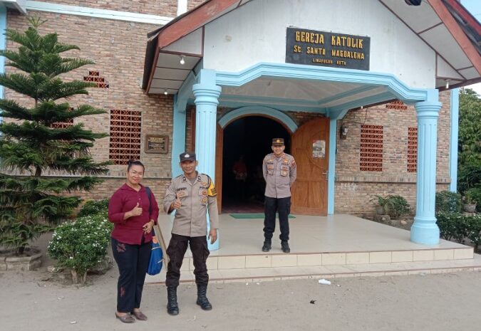  Kapolsek Lima Puluh Cek Personil Pam Pengamanan Gereja Katolik St Santa Magdalena