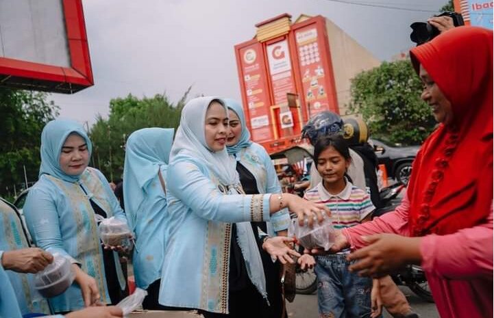  Berbagi Rezeki di Bulan Ramadhan, Ketua TP PKK Kabupaten Labuhanbatu Bagikan 500 Bungkus Takjil