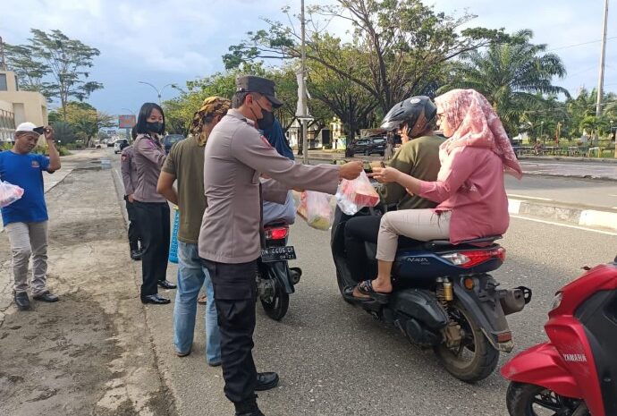  Polres Morowali Bersama PKJ Bagi-Bagi Takjil di Depan Mesjid Agung