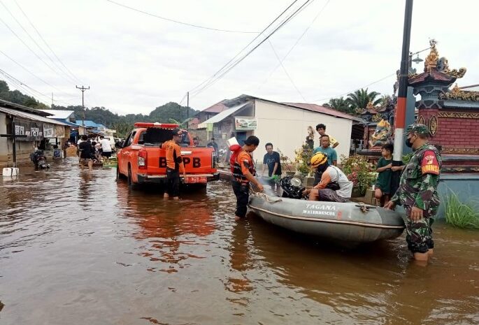  Babinsa Kodim 1311/Morowali Bantu Warga Terdampak Banjir di Morowali Utara