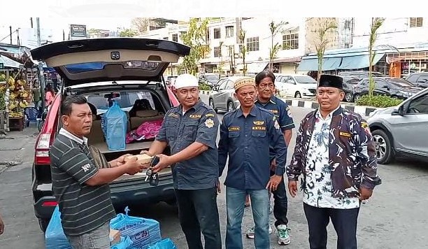  Ketua AMPI Rayon Medan Helvetia Berbagi Takjil ke Pengguna Jalan