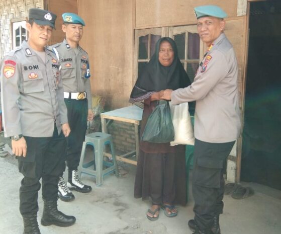  Secara Door to Door, Tim Safari Ramadhan Polres Sergai Berbagi Sembako Kepada Warga Kurang Mampu