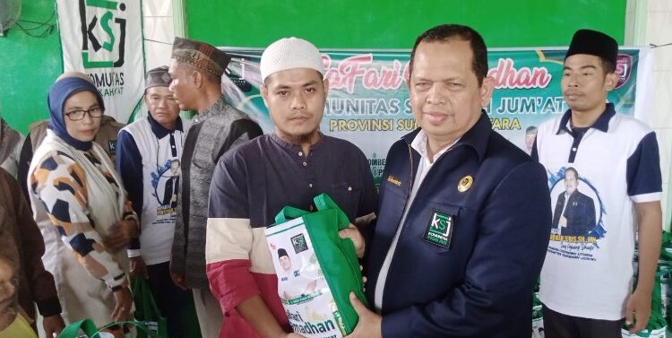  Pendiri/Pembina KSJ Berikan Sembako dan Nasi Kotak kepada PKL di Kota Madang Deras