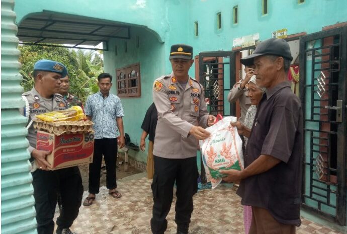  Kapolsek Indrapura Salurkan Bansos Untuk Korban Bencana Alam di Desa Tanah Tinggi