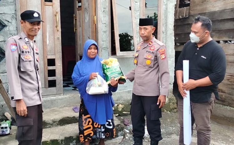  Kapolsek Bungku Barat Berbagi Sembako di Desa Topogaro dan Umpanga