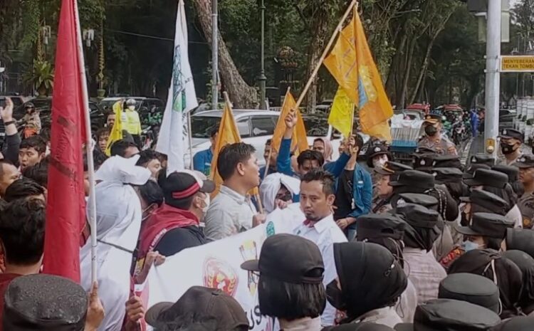  Polrestabes Medan Kawal Demo Mahasiswa Cipayung Plus Sumut di Kantor Walikota Medan