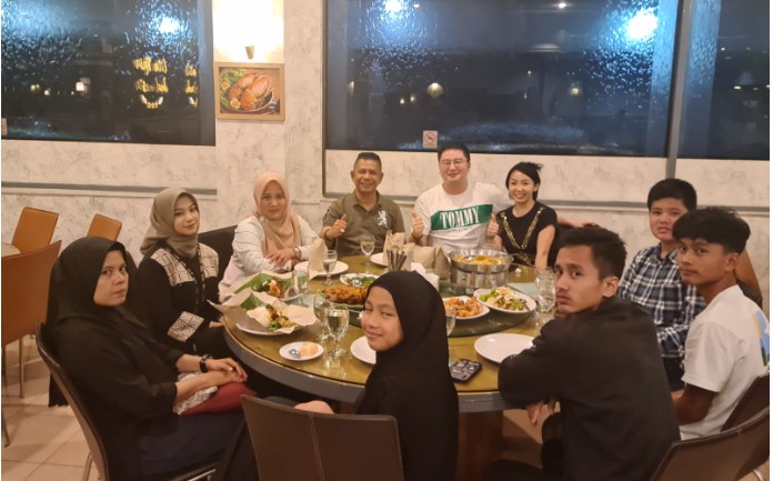  Ketua Pewarta dan Keluarga Buka Bersama dengan Pemilik Restauran Miramar