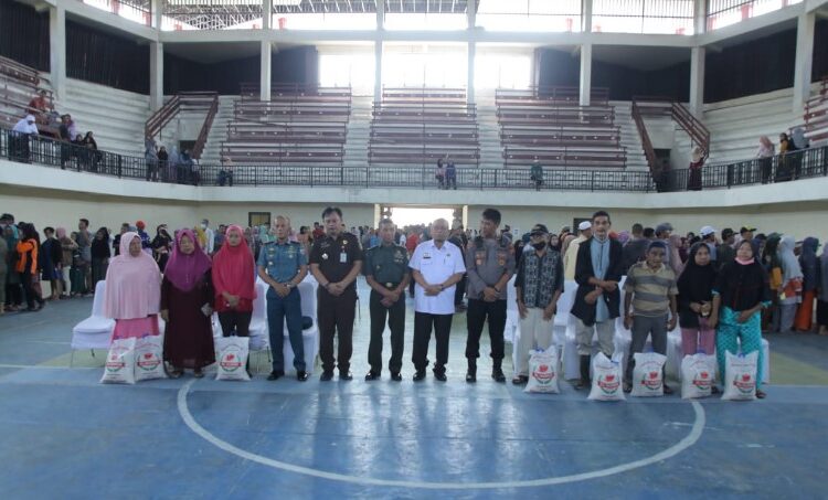  Sekda Asahan Serahkan Bantuan Beras Kepada Kaum Dhu’afa