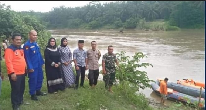  Wabup Labuhanbatu Bersama TRC BPBD Cari Warga Tenggelam di Sungai Bilah