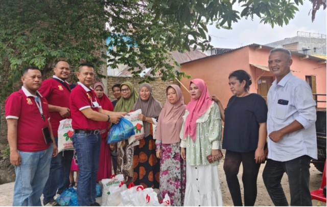  Jumat Barokah Ketua Pewarta, Berbagi Sembako di Tangguk Bongkar 10